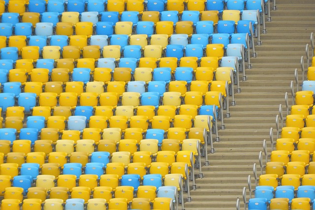 反应迅速地 反应迅速地